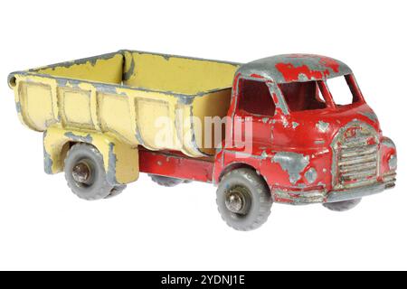 Vintage Lesney Bedford 7 tonnes camion benne isolé sur fond blanc Banque D'Images