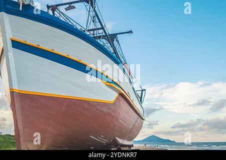 Navegantes-SC,brésil-octobre 25,2024 bateau ancré dans le sable de la ville en fin d'après-midi avec vue sur la montagne de Penha SC dans le backgr Banque D'Images