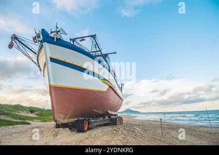 Navegantes-SC,brésil-octobre 25,2024 bateau ancré dans le sable de la ville en fin d'après-midi avec vue sur la montagne de Penha SC dans le backgr Banque D'Images