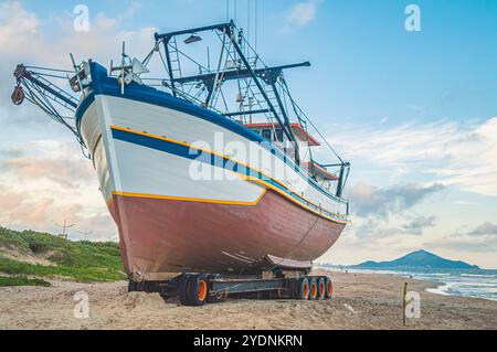Navegantes-SC,brésil-octobre 25,2024 bateau ancré dans le sable de la ville en fin d'après-midi avec vue sur la montagne de Penha SC dans le backgr Banque D'Images