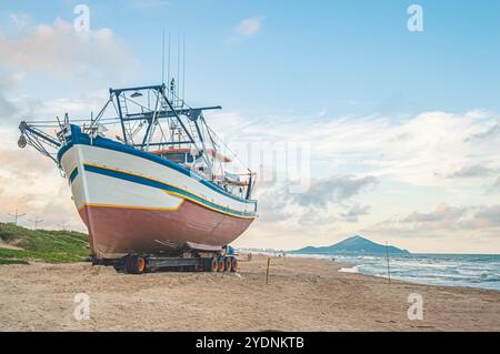 Navegantes-SC,brésil-octobre 25,2024 bateau ancré dans le sable de la ville en fin d'après-midi avec vue sur la montagne de Penha SC dans le backgr Banque D'Images