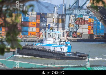 Navegantes-SC,brasil-octobre 25,2024 cette image capture un cargo porte-conteneurs amarré au port de Itajaí à Santa Catarina, Brésil, chargé de co Banque D'Images