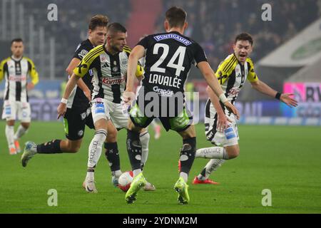 Linz, Autriche. 27 octobre 2024. LINZ, AUTRICHE - OCTOBRE 27 : Valon Berisha de LASK et Dimitri Lavalee de Sturm Graz lors du match de l'Admiral Bundesliga entre le LASK et le SK Sturm Graz au Raiffeisen Arena le 27 octobre 2024 à Linz, Autriche .241027 SEPA 07 018 - 20241027 PD9801 crédit : APA-PictureDesk/Alamy Live News Banque D'Images