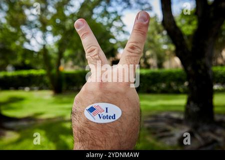 Floride, comté de Broward, États-Unis. 27 octobre 2024. Élections AMÉRICAINES 2024. Figure de bâton du majeur protestant contre le choix zéro élection. Banque D'Images