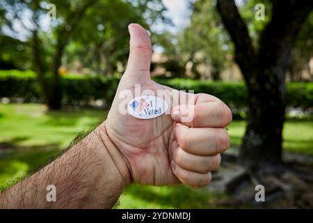 Floride, comté de Broward, États-Unis. 27 octobre 2024. Élections AMÉRICAINES 2024. Figure de bâton du majeur protestant contre le choix zéro élection. Banque D'Images