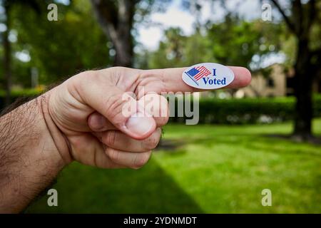 Floride, comté de Broward, États-Unis. 27 octobre 2024. Élections AMÉRICAINES 2024. Figure de bâton du majeur protestant contre le choix zéro élection. Banque D'Images