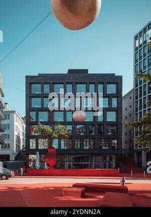 Roter Platz dans le centre-ville de Gallen. Stadtlounge - espace public sur une place de la ville recouvert de tapis rouge. Centre d'affaires moderne en arrière-plan. Banque D'Images