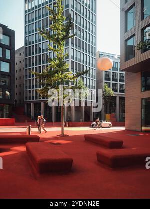 Roter Platz dans le centre-ville de Gallen. Stadtlounge - espace public sur une place de la ville recouvert de tapis rouge. Centres d'affaires modernes en arrière-plan. Banque D'Images