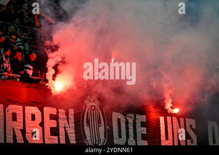 Linz, Autriche. 27 octobre 2024. LINZ, AUTRICHE -OCTOBRE 27 : fans de LASK lors du match de l'Admiral Bundesliga entre LASK contre SK Puntigamer Sturm Graz au Raiffeisen Arena le 27 octobre 2024 à Linz, Autriche.241027 SEPA 20 097 - 20241027 PD10121 crédit : APA-PictureDesk/Alamy Live News Banque D'Images