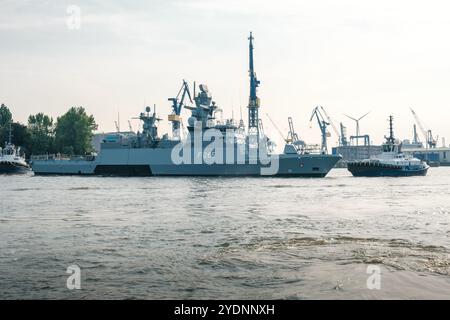 Hambourg, Allemagne - 04.09.2024, un navire de guerre de la marine allemande est remorqué dans le port de Hambourg pour entretien par deux remorqueurs. Banque D'Images