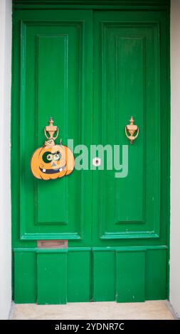 Porte verte décorée d'une citrouille. Arrière-plans. Thanksgiving Banque D'Images