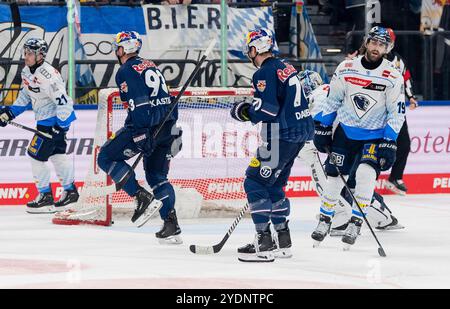 Muenchen, Deutschland. 27 octobre 2024. Maximilian Kastner (EHC Red Bull Muenchen, #93) bejubelt mit einem Taenzchen sein Tor zum 4:1 gegen Devin Williams (Torwart, ERC Ingolstadt Panther, #31). Wojciech Stachowiak (ERC Ingolstadt Panther, #19) rechts ist bedient. GER, EHC Red Bull Muenchen v. ERC Ingolstadt Panther, Eishockey, DEL, 13. Spieltag, saison 2024/2025, 27.10.2024. Foto : Eibner-Pressefoto/Franz Feiner crédit : dpa/Alamy Live News Banque D'Images