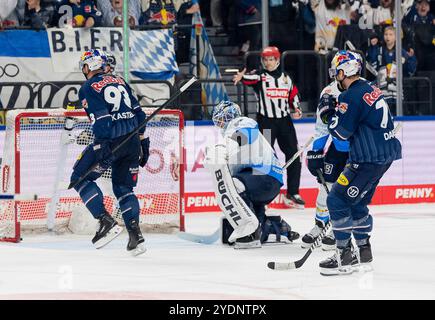 Muenchen, Deutschland. 27 octobre 2024. Maximilian Kastner (EHC Red Bull Muenchen, #93) bejubelt mit einem Taenzchen sein Tor zum 4:1 gegen Devin Williams (Torwart, ERC Ingolstadt Panther, #31). GER, EHC Red Bull Muenchen v. ERC Ingolstadt Panther, Eishockey, DEL, 13. Spieltag, saison 2024/2025, 27.10.2024. Foto : Eibner-Pressefoto/Franz Feiner crédit : dpa/Alamy Live News Banque D'Images