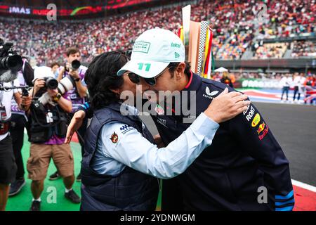 Mexico, Mexique. 27 octobre 2024. PEREZ Sergio (mex), Red Bull Racing RB20, portrait et trophée Marshal lors du Gran Premio de la Ciudad de Mexico 2024, 20ème manche du Championnat du monde de formule 1 2024 du 25 au 27 octobre 2024 sur l'Autodromo Hermanos Rodriguez, à Mexico, Mexique - photo Eric Alonso/DPPI crédit : DPPI Media/Alamy Live News Banque D'Images