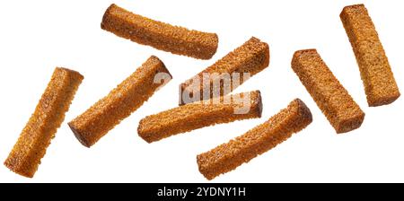 Croûtons de seigle, bâtonnets rusk isolés sur fond blanc Banque D'Images