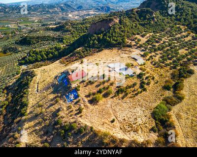 Vue aérienne avec drone ; Sardes (Sardis) ancienne ville qui a gymnase et ruines de synagogue et colonnes à Manisa, Turquie. Banque D'Images