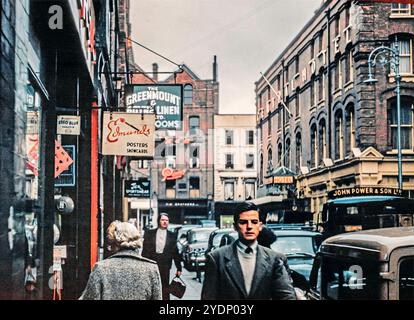 Exchequer Street, Dublin, Irlande 1957 avec le Central Hotel sur la gauche et une vue sur South Great Georges Street. Banque D'Images