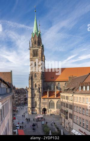 Nürnberger Stadtblick, 21.10.2024 Die Aufnahme zeigt die Lorenzkirche in Nürnberg, eine bedeutende gotische Kirche entlang der Königstraße in der Altstadt. Der imposante Kirchturm mit grünen Spitzen und filigranen Verzierungen ragt hoch in den Himmel. IM Vordergrund sind Passanten auf dem gepflasterten Platz zu sehen, die das lebhafte Stadtbild ergänzen. Nuernberg Bayern Deutschland *** Nuremberg vue sur la ville, 21 10 2024 la photo montre la Lorenzkirche à Nuremberg, une importante église gothique le long de Königstraße dans la vieille ville L'imposante tour de l'église avec des flèches vertes et des décorations en filigrane R Banque D'Images