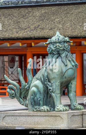 Hiroshima, Japon - 20 août 2024 : gardien de chien-lion Komainu à bouche fermée au sanctuaire shinto Itsukushima Jinja Shinden-zukuri. Situé à Miyaji Banque D'Images