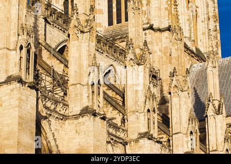 Gros plan sur l'extérieur d'une cathédrale en pierre, présentant des détails architecturaux complexes, y compris des arches, des flèches et des fenêtres à York, North Yorkshire, Royaume-Uni Banque D'Images