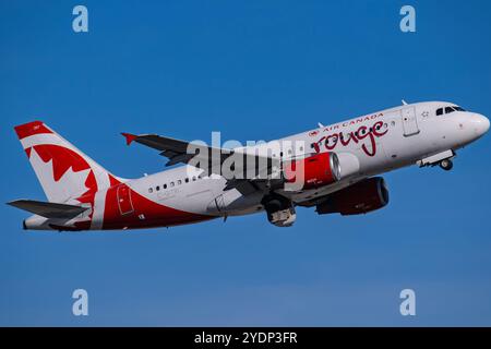 Aéroport international Sky Harbor, 10-26-24 Phoenix AZ États-Unis Air Canada Rouge Airbus A319 C-GITR départ de 7L à l'aéroport international Sky Harbor Banque D'Images