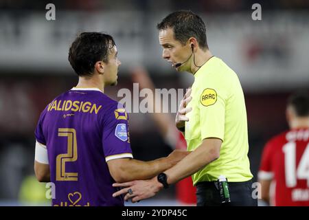 ALKMAAR - Mats Deijl de Go Ahead Eagles, arbitre Richard Martens lors du match néerlandais Eredivisie entre l'AZ Alkmaar et Go Ahead Eagles au stade AFAS le 27 octobre 2024 à Alkmaar, pays-Bas. ANP BART STOUTJESDIJK Banque D'Images