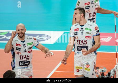 Exultation de Jan Kozamernik et Riccardo Sbertoli - Itas Trentino pendant Itas Trentino vs Sir Susa Vim Perugia, match de Superligue italienne de volleyball Serie A Men à trente, Italie, octobre 27 2024 Banque D'Images