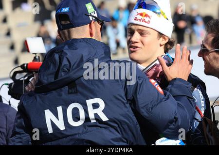 Solden, Tyrol, Autriche. 27 octobre 2024. Coupe du monde de ski alpin FIS Slalom géant pour hommes ; Lucas Pinheiro Braathen (BRA) et ancien entraîneur de Norvège crédit : action plus Sports/Alamy Live News Banque D'Images