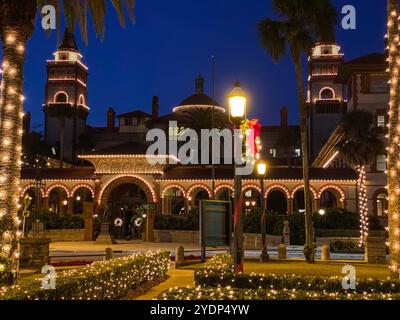 Flagler College anciennement Hôtel Ponce de Leon pendant les nuits de lumières Holiday Celebration, caractérisé Augustine, Florida, USA Banque D'Images