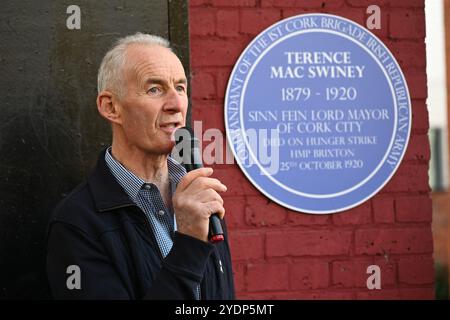 LONDRES, ANGLETERRE : 27 octobre 2024 : le rassemblement irlandais pour un mémorial annuel Terence MacSwiney est organisé pour marquer le 104e anniversaire de la mort du maire de Cork. 25 octobre 1920 : le maire de Cork, Terence McSweeney, meurt à la prison de Brixton après une grève de la faim de 74 jours. Terence McSweeney est connu en Irlande depuis 1920. Ho Chi Minh cite "Une nation qui a un tel citoyen ne se rendra jamais" la commémoration de cette année est également en solidarité avec le peuple de Palestine et du Liban devant la prison de Brixton à Londres, au Royaume-Uni. (Photo de 李世惠/See Li/Picture Capital) Banque D'Images