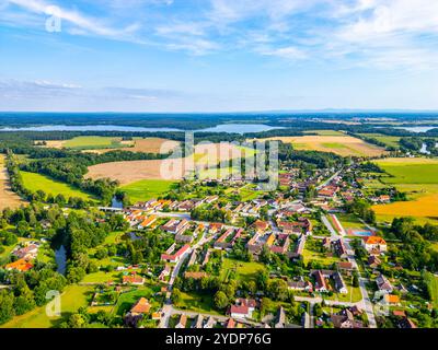 Vue aérienne panoramique montrant le paysage rural autour de Trebon, en Tchéquie, avec des champs luxuriants, des plans d'eau sereins et des villages pittoresques nichés dans la verdure sous un ciel bleu clair. Banque D'Images