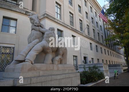 Une sculpture, Man Controlling Trade, devant le bâtiment de la Federal Trade Commission, Washington DC, États-Unis Banque D'Images