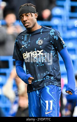 Londres, Royaume-Uni. 27 octobre 2024. Noni Madueke de Chelsea pendant l'échauffement avant le match de premier League Chelsea vs Newcastle United à Stamford Bridge, Londres, Royaume-Uni, le 27 octobre 2024 (photo par Cody Froggatt/News images) à Londres, Royaume-Uni le 27/10/2024. (Photo de Cody Froggatt/News images/Sipa USA) crédit : Sipa USA/Alamy Live News Banque D'Images