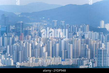 Séoul, Corée du Sud. 26 octobre 2024. Un grand complexe d'appartements, la principale méthode résidentielle de Séoul appelé APT en coréen. Il est vu de la tour Namsan dans le centre de Séoul. 'APT.' Est une abréviation romaine pour le terme coréen 'appartement', qui se prononce comme 'apatteu' en anglais. (Crédit image : © Kim Jae-Hwan/SOPA images via ZUMA Press Wire) USAGE ÉDITORIAL SEULEMENT! Non destiné à UN USAGE commercial ! Banque D'Images