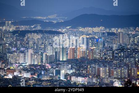 Séoul, Corée du Sud. 26 octobre 2024. Un grand complexe d'appartements, la principale méthode résidentielle de Séoul appelé APT en coréen. Il est vu de la tour Namsan dans le centre de Séoul. 'APT.' Est une abréviation romaine pour le terme coréen 'appartement', qui se prononce comme 'apatteu' en anglais. (Crédit image : © Kim Jae-Hwan/SOPA images via ZUMA Press Wire) USAGE ÉDITORIAL SEULEMENT! Non destiné à UN USAGE commercial ! Banque D'Images