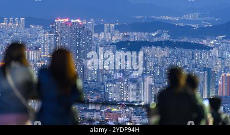 Séoul, Corée du Sud. 26 octobre 2024. Un grand complexe d'appartements, la principale méthode résidentielle de Séoul appelé APT en coréen. Il est vu de la tour Namsan dans le centre de Séoul. 'APT.' Est une abréviation romaine pour le terme coréen 'appartement', qui se prononce comme 'apatteu' en anglais. (Crédit image : © Kim Jae-Hwan/SOPA images via ZUMA Press Wire) USAGE ÉDITORIAL SEULEMENT! Non destiné à UN USAGE commercial ! Banque D'Images