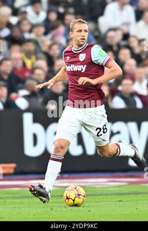 Tomas Soucek (28 West Ham) contrôle le ballon lors du match de premier League entre West Ham United et Manchester United au London Stadium de Stratford le dimanche 27 octobre 2024. (Photo : Kevin Hodgson | mi News) crédit : MI News & Sport /Alamy Live News Banque D'Images