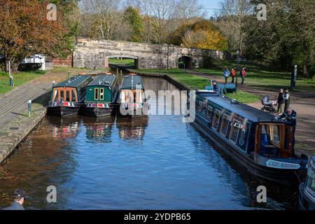 Bateaux de canal dans le bassin de Trevor, sur le canal de Llangollen au pays de Galles Banque D'Images