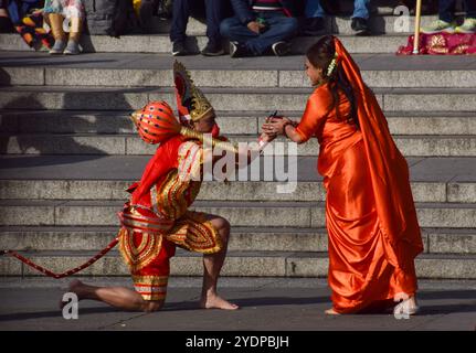 Londres, Royaume-Uni. 27 octobre 2024. Les danseurs se produisent à Trafalgar Square pendant le festival annuel Diwali on the Square, célébrant le festival hindou des lumières. (Photo de Vuk Valcic/SOPA images/SIPA USA) crédit : SIPA USA/Alamy Live News Banque D'Images