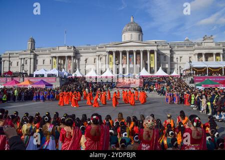 Londres, Royaume-Uni. 27 octobre 2024. Les danseurs se produisent à Trafalgar Square pendant le festival annuel Diwali on the Square, célébrant le festival hindou des lumières. (Photo de Vuk Valcic/SOPA images/SIPA USA) crédit : SIPA USA/Alamy Live News Banque D'Images