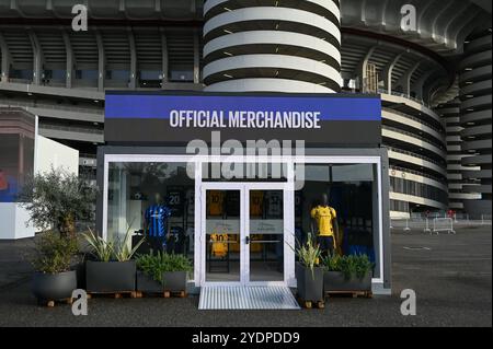 Le magasin officiel de marchandises à l'extérieur du stade San Siro avant le match de football italien Serie A Inter Milan vs Juventus FC au stade San Siro de Milan, Italie, le 27 octobre 2024 crédit : Piero Cruciatti/Alamy Live News Banque D'Images