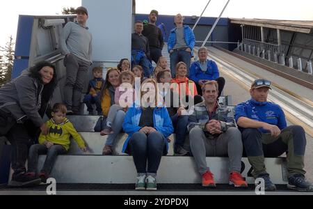 Hinterzarten, Deutschland. 27 octobre 2024. Besuchergruppe auf dem Anlaufturm BEI der Schanzenführung beim Tag der offenen Tür beim SC Hinterzarten crédit : dpa/Alamy Live News Banque D'Images