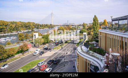 ADA Ciganlija avec Ada Bridge, un pont à haubans sur la Save à Belgrade, Serbie, le 24 octobre 2024 Banque D'Images