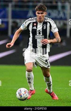 Nicolò Savona de la Juventus contrôle le ballon lors du match de football italien de Serie A Inter Milan vs Juventus FC au stade San Siro de Milan, Italie, le 27 octobre 2024 crédit : Piero Cruciatti/Alamy Live News Banque D'Images