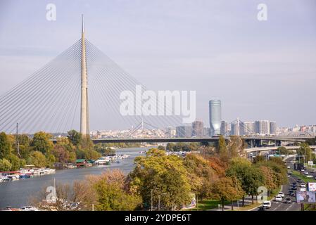 ADA Ciganlija avec Ada Bridge, un pont à haubans sur la Save à Belgrade, Serbie, le 24 octobre 2024 Banque D'Images