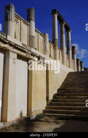 Les escaliers descendent vers l'Avaton souterrain, où les patients ont été guéris par le Dieu Asclépius dans le site archéologique d'Epidavros Banque D'Images