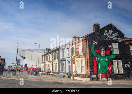 La peinture murale Ray Clemence photographiée à l'extérieur d'une maison à Liverpool avec le stade Anfield vu en arrière-plan capturé le 27 octobre 2024. Banque D'Images