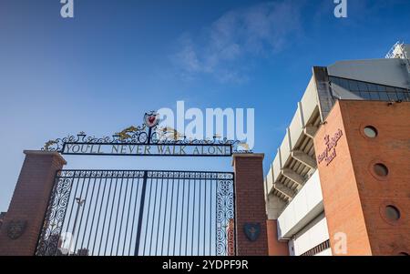 Shankly Gates vu à côté du stand Sir Kenny Dalglish du stade Anfield, Liverpool capturé le 27 octobre 2024. Banque D'Images