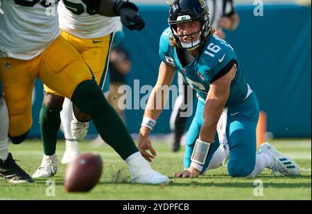 Jacksonville, Floride, États-Unis. 27 octobre 2024. National Football League, Jacksonville Jaguars vs Green Bay Packers. Le quarterback des Jaguars Jacksonville Trevor Lawrence (16 ans) regarde la balle rebondir après que le linebacker Edgerrin Cooper (56 ans) ait provoqué un strip sack profondément dans le territoire des Jaguars. Crédit photo : Tim Davis/Alamy Live News Banque D'Images