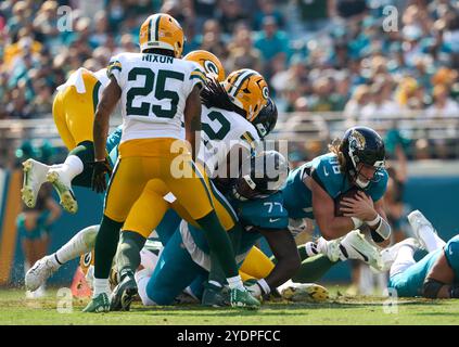 Jacksonville, Floride, États-Unis. 27 octobre 2024. National Football League, Jacksonville Jaguars vs Green Bay Packers. Le quarterback des Jaguars de Jacksonville, Trevor Lawrence (16 ans), se faufile en avant à la 4e place lors d'une conversion réussie. Crédit photo : Tim Davis/Alamy Live News Banque D'Images